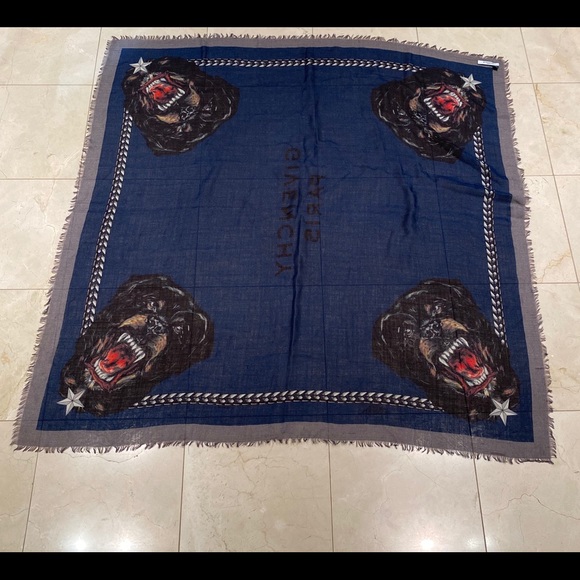 Givenchy Rottweiler scarfs - Picture 1 of 4